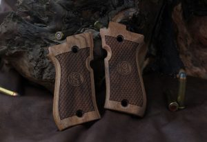 Beretta 81F, 81 FS, 84 F, 84 FS, 84 Cheetah Compatible Walnut Grip Gun Grips USA-285