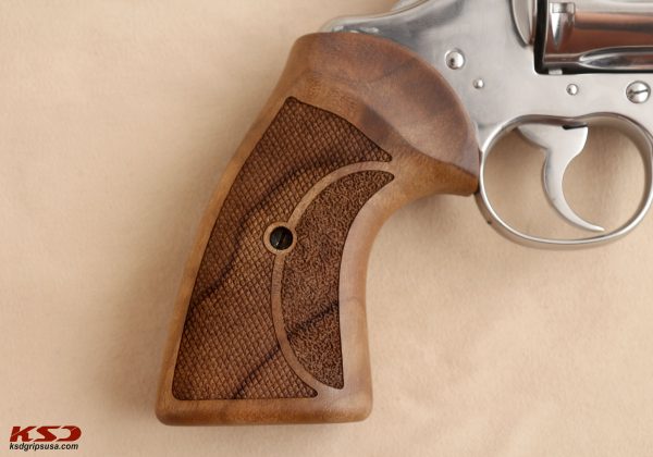 Colt Python (Pre 2020) Compatible Walnut Grips Double-Checkering Gun Grips USA-758