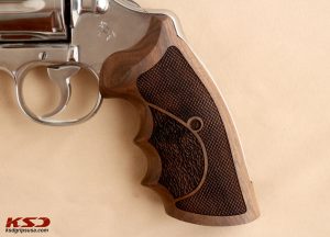 Colt Python (Pre 2020) Compatible Walnut Grips Double-Checkering Gun Grips USA-766