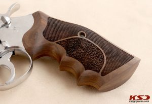 Colt Python (Pre 2020) Compatible Walnut Grips Double-Checkering Gun Grips USA-766